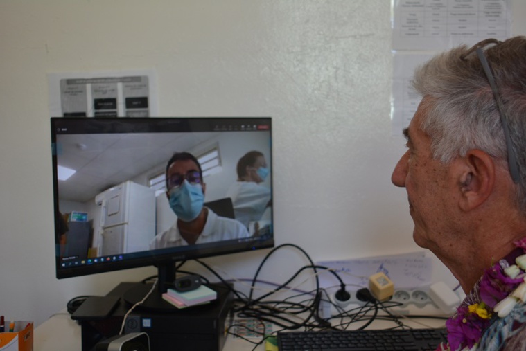 Taote Biarez directeur de l'hôpital de Moorea  qui teste la visio avec un de ses médecins à Afareaitu