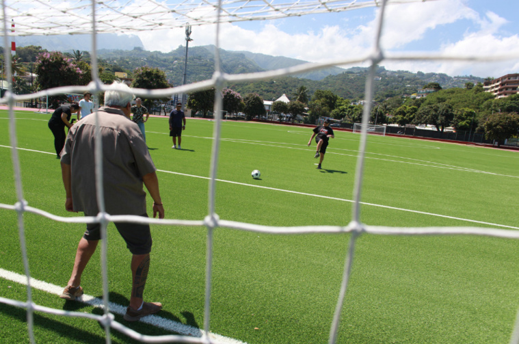 Le tāvana de Papeete, Michel Buillard, sur le nouveau terrain de foot du stade Willy Bambridge.