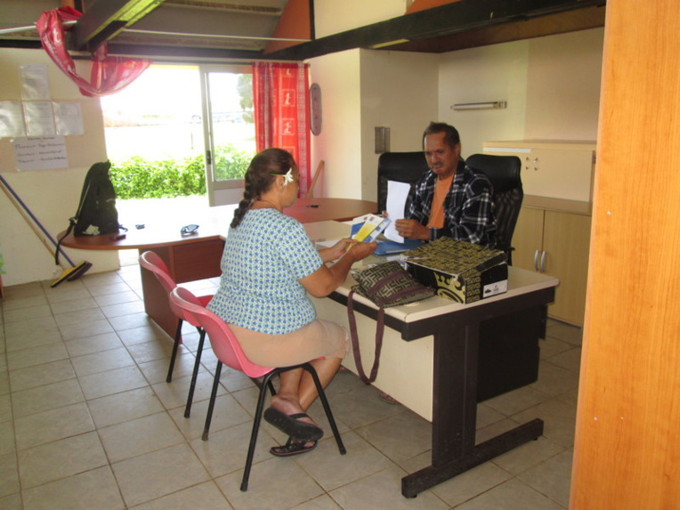 Roger Van Bastoeler, l'actuel président de l'association A Tauturu Iana section Tahiti iti, reçoit les futurs évasanés de Taravao dans ce petit local.