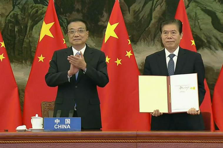 Un représentant de la diplomatie chinoise lors de la signature d'un accord commercial promu par la Chine, entre quinze pays d'Asie et du Pacifique en 2020. Crédit photo : AFP.