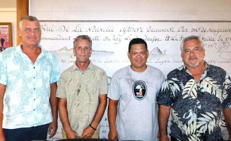 Heremoana Maamaatuaiahutapu et les membres du syndicat des marins-pêcheurs palangriers. Crédit photo : présidence.