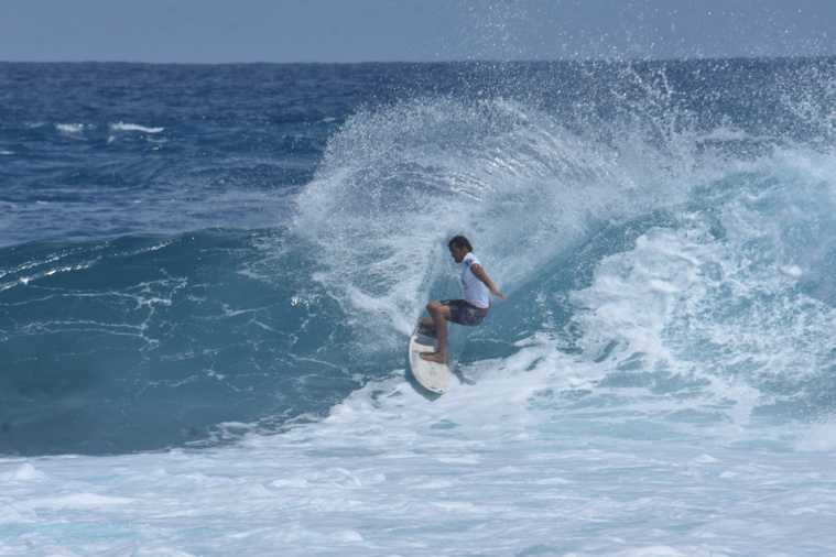 Si la compétition doit reprendre ce mercredi à Avatoru, Enrique Ariitu sera la premier à l'eau pour sa série des quarts de finale. Le Tahitien sera opposé au Hawaiien, Luke Swanson.