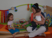 Des salles avec des jeux d'éveil adaptés aux jeunes enfants, jusqu'à 5 ans. Des espaces à fréquenter entre parents et enfants.