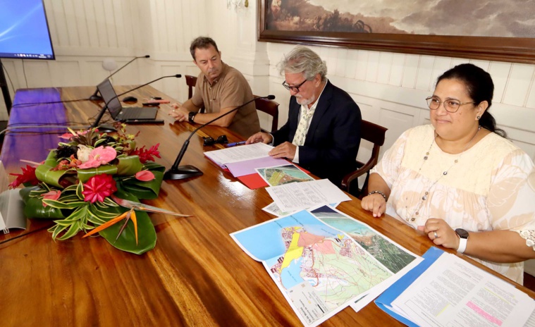 De droite à gauche, Loyana Legall, Jean-Christophe Bouissou et Olivier Solari. Crédit photo : présidence.