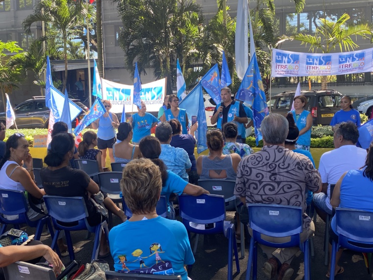 Le secrétaire général d'UNSA éducation, Thierry Barrère face aux manifestants, ce jeudi, devant le monument aux morts de l'avenue Pouvana'a a Oopa. Crédit photo : Thibault Segalard.