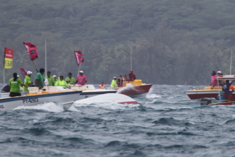 Hawaiki Nui Va'a: Un bateau accompagnateur de type Poti Marara chavire