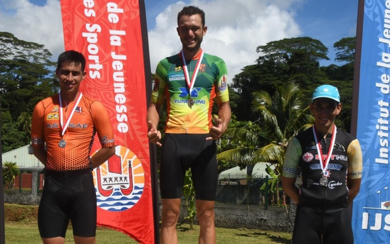 Taruia Krainer (au centre) a remporté le contre-la-montre dimanche devant Nuumoe Lintz (à gauche) et Kahiri Endeler(à droite). Nuumoe Lintz garde le maillot jaune de leader de la Coupe Tahiti Nui après deux étapes disputées.