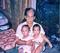 Avec sa grand-mère et l’un de ses cousins à Ua Pou.