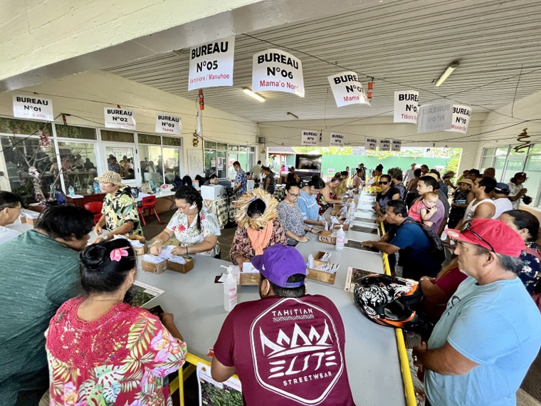 Bureaux de vote à Papeete ce dimanche, où le vote Tavini arrive en tête (3430 voix) à l’issue du premier tour. Crédit photo : Antoine Samoyeau.