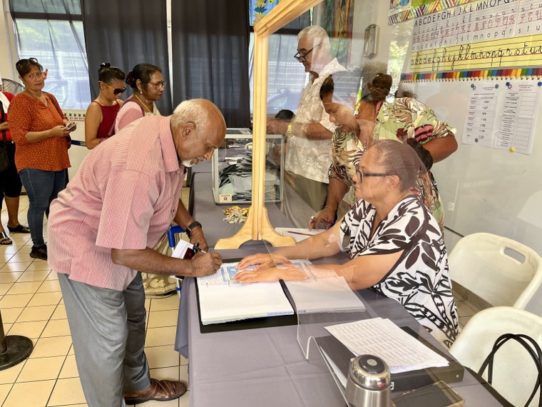 Bureau de vote de Arue ce dimanche, où Teura Iriti l'emporte de peu. Crédit photo : Antoine Samoyeau.