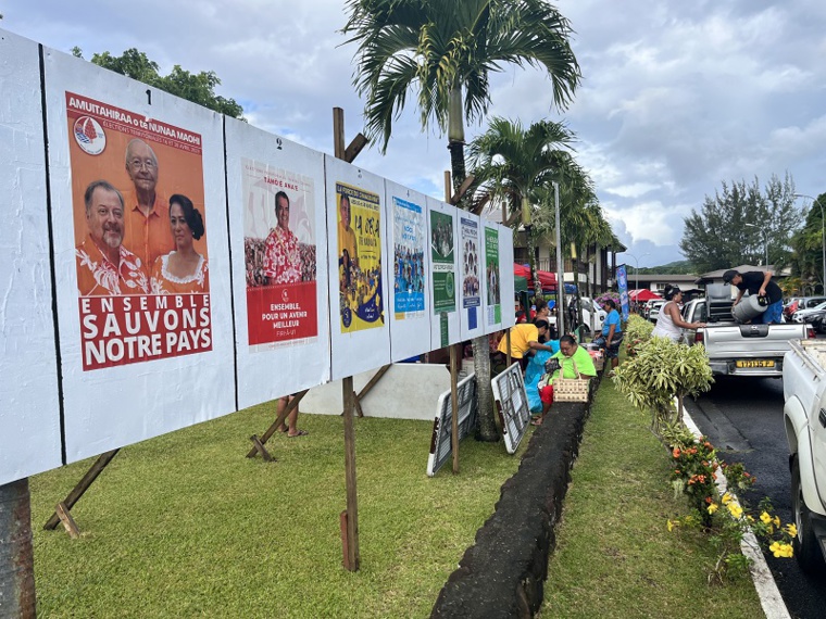 Devant le bureau de vote de Taiarapu-Est ce dimanche, où le Tavini confirme sa supériorité dans les urnes avec 2236 voix (39,37%). Crédit photo : Antoine Samoyeau.