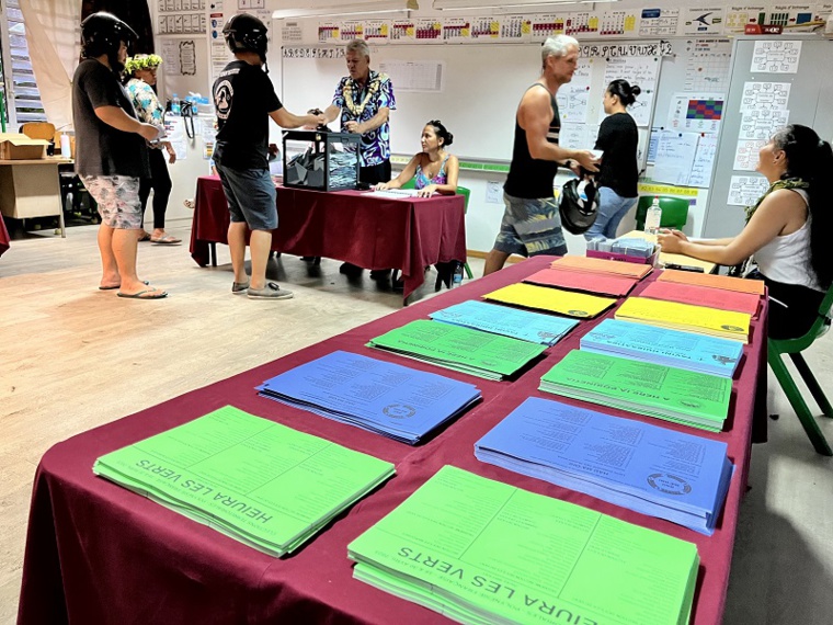 Bureau de vote de Paea ce dimanche où le Tavini recueille 42,2% des suffrages. Crédit photo : Antoine Samoyeau.