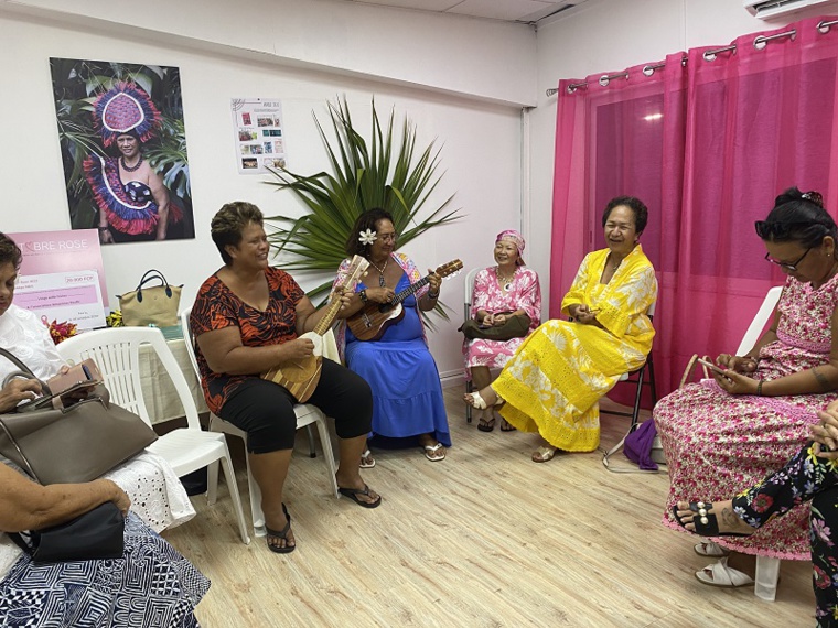 Des Amazones qui fêtent le 5ème anniversaire d'Amazones Pacific le 17 mars dernier dans leur fare à Papeete. Crédit photo : Thibault Segalard.