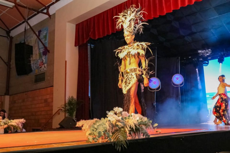 Karl Chung-tan défilant avec une tenue traditionnelle polynésienne au concours Mister Chic France 2023. Crédit Photo : FB Karl Chung-tan