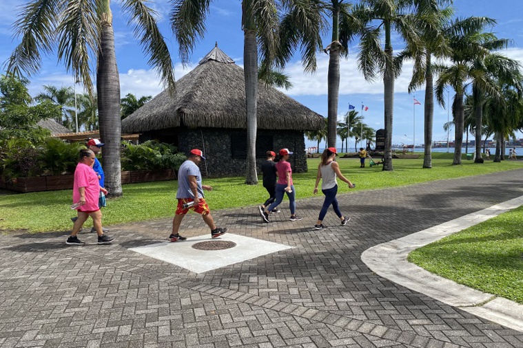 Les premiers utilisateurs de “ito ito”, marchant dans le parc Paofai mardi matin. © Thibault Segalard.