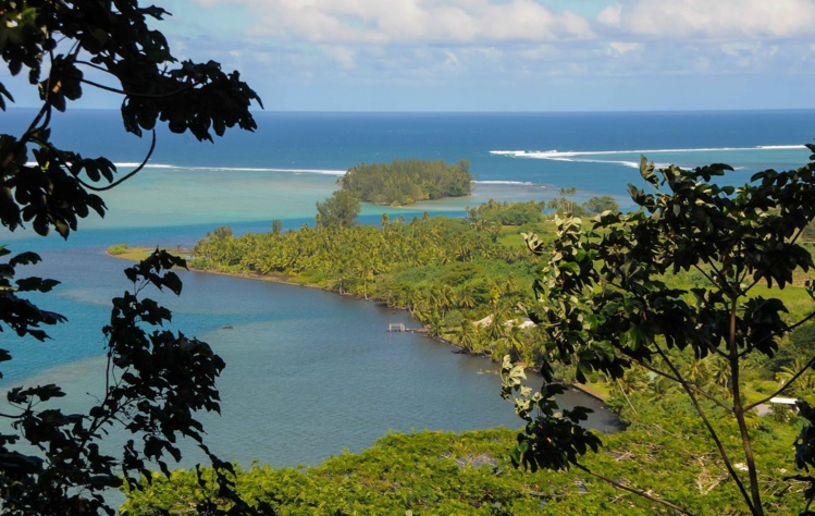 Vue sur l'îlot des chefs, depuis les hauteurs des jardins d'eau de Vaipahī.