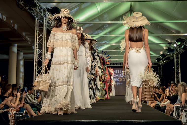 14 mannequins ont participé aux défilés de la Tahiti Fashion Week. Ici, lors du défilé Aloha qui a ouvert la soirée vendredi. © Tevahitua Brothers