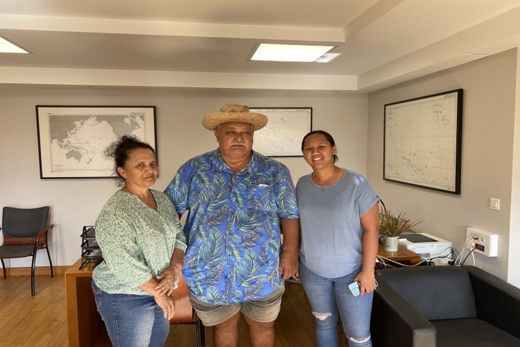 La chargée de projet de l'association de Ua Huka (à gauche), en compagnie de la secrétaire et le président de l'association de Anaa. Crédit photo : Thibault Segalard.