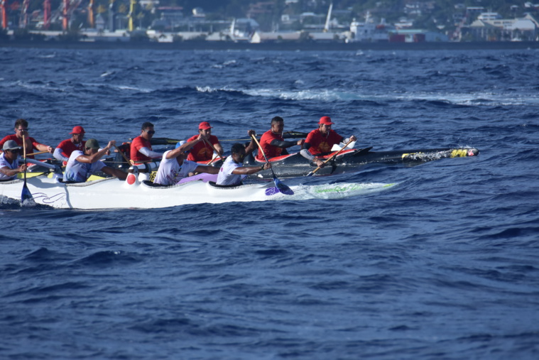 Les équipages de Hinaraurea (en blanc) et du Team OPT à la bagarre.