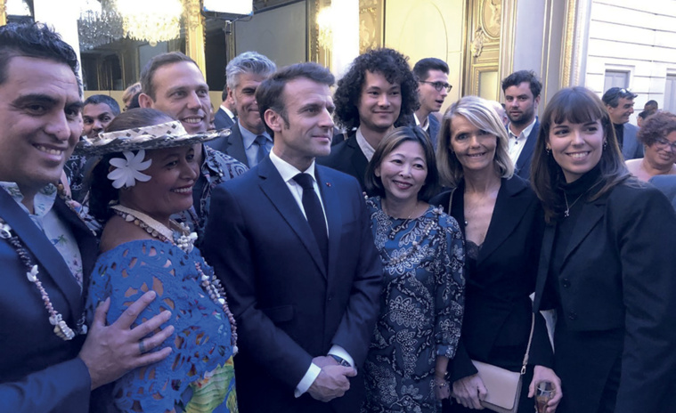 Caroline Tang, ici à droite du président Macron, avait de nombreux agents de la DPF contre elle. (Photo : Présidence)