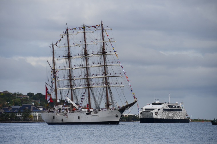 Le B.A.P Unión fait son entrée dans la rade de Papeete au coté du ferry local.