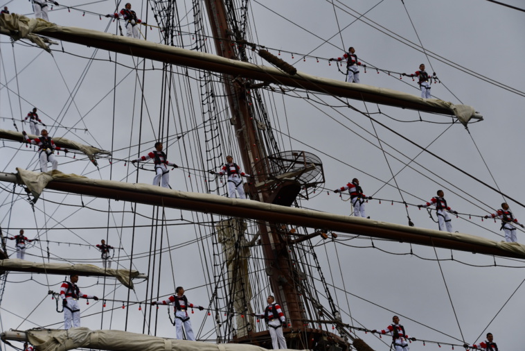 La manipulation des voiles du vaisseau nécessite la présence de l'ensemble de l'équipage, soit 250 personnes.