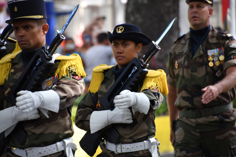 De plus en plus nombreuses, les femmes s'illustrent avec brio dans les forces armées.