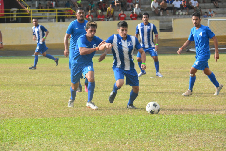Les joueurs de l'AS Samine (en bleu et blanc) ont inscrit un but en toute fin de match pour l'emporter face à l'AS Kaoha Club, de Hiva Oa.