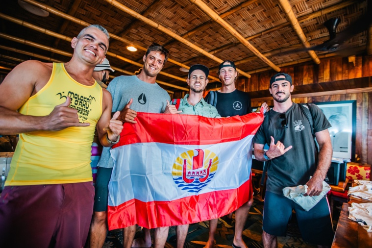 Ils ne s'attendaient pas à décrocher le graal, et pourtant, c'est bien le drapeau tahitien qui a fini en haut du podium ! (photo : Molokai2Oahu event)