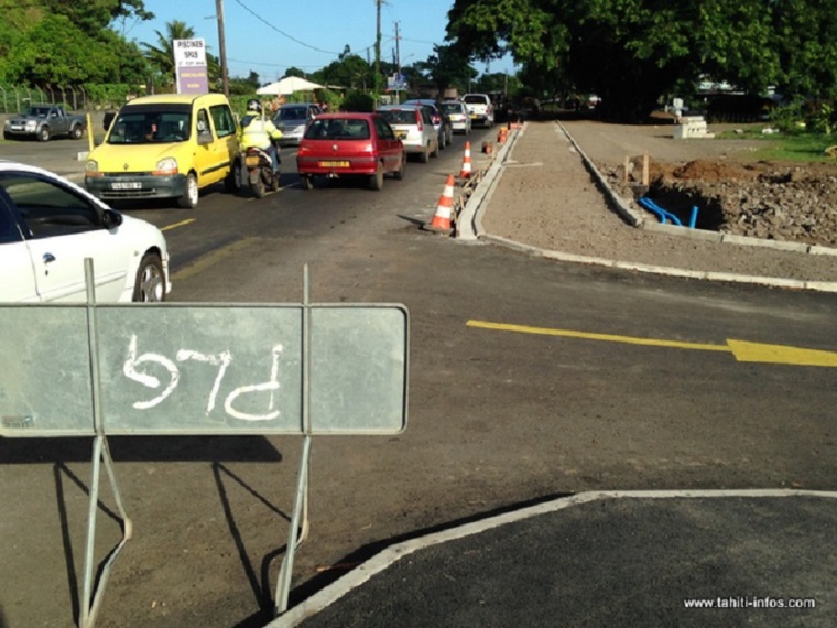 En 2016, deux feux tricolores avaient été installés au niveau du collège de Mahina mais cela n'a pas réglé le problème. crédit photo archives Tahiti Infos