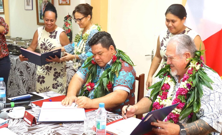 Ce conseil des ministres a aussi été l'occasion pour le maire Damas Teuira et le président Moetai Brotherson de signer une convention formalisant la mise en place d'un Fare Ora dans la commune.  crédit photo : présidence