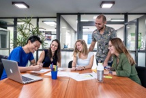 Durant l'accompagnement de TereNi'a par Prism avec (gauche à droite) Tahara Buttard incubée Capucine Moyrand et Alan Touchard de la CCISM et Camille Fraysse stagiaire.