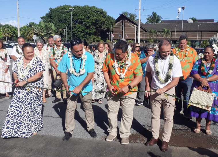 Inauguration officielle ce vendredi matin de la nouvelle école 2+2 à Taapuna. Une école modulaire provisoire avec des salles climatisées en attendant la fin de la reconstruction de l'ancien établissement prévu d'ici trois ans.  (Crédit photo : Stéphanie Delorme).