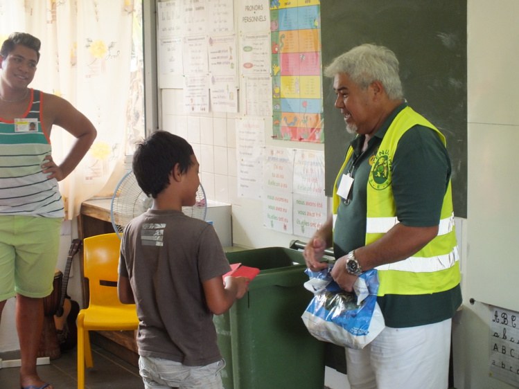 Ici, l'un des quatre messagers du tri Gaston Temauri, testant un élève de CM2 de l'école de Nuutafaratea.