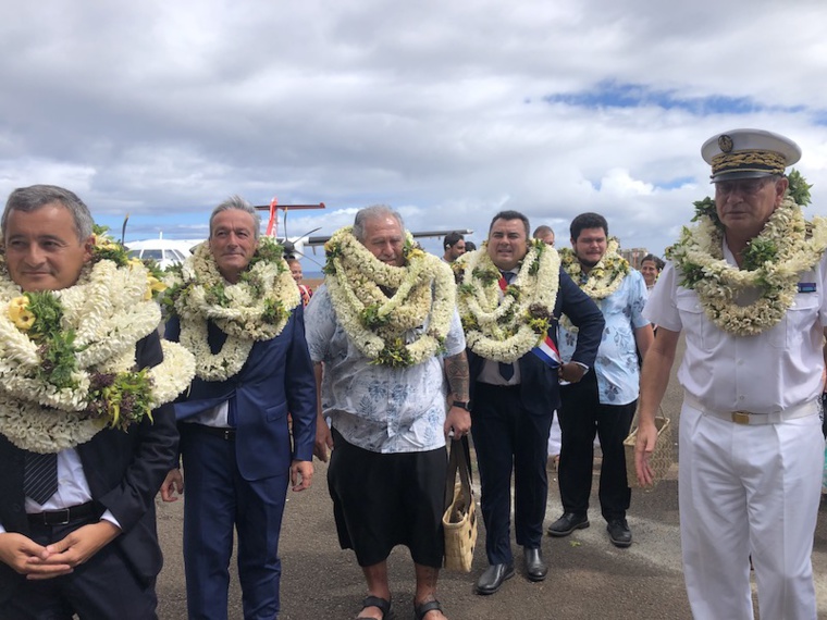 Le ministre de l'Intérieur, Gérald Darmanin, le ministre délégué aux Outre-mer, Philippe Vigier, le président du Pays, Moetai Brotherson, le sénateur Teva Rofritsch, le député Tematai Le Gayic et le haut-commissaire Éric Spitz à leur arrivée à Nuku Hiva vendredi.