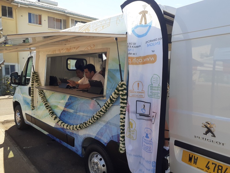 On aurait presque envie de commander un steak-frites mais ce n'est pas un food-truck. Rapprocher l'administration et les services publics de la population, c'est l'idée de ce bus de l'OPH inauguré ce lundi après-midi.  crédit photo SD