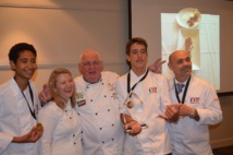 Médaille d'or et vainqueur du concours International Secondary School Culinary Challenge en Australie en 2016 avec Alann Poilvet et Tehuiarii Papaura ainsi que leur professeur.