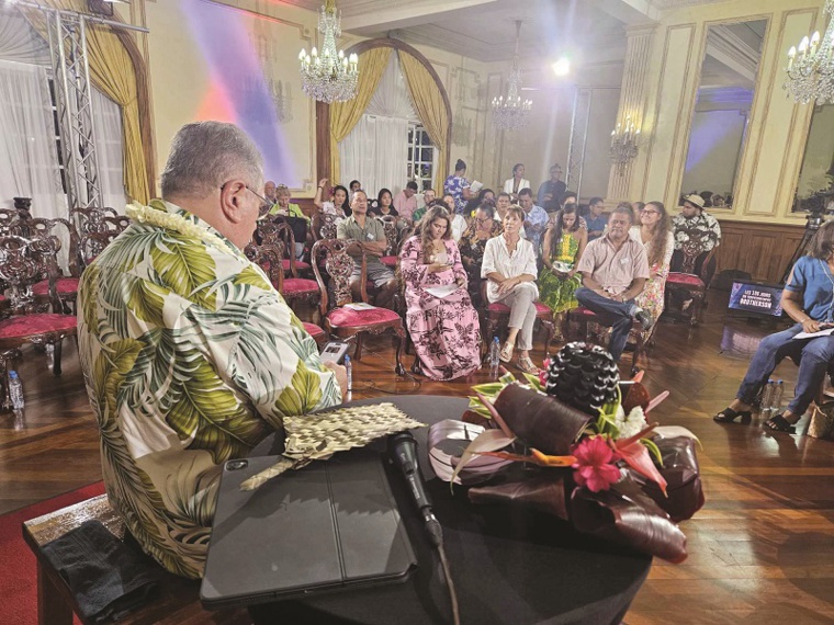 Dans la salle de la présidence, le président du Pays faisait face à 80 Polynésiens triés sur le volet. crédit photo Bertrand Prévost