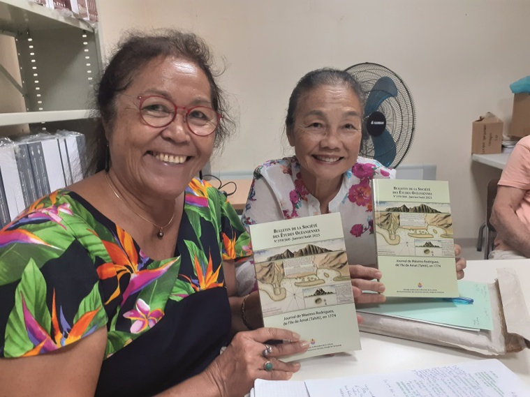 La présidente de la Société des études océaniennes Sylvia Tuheiava-Richaud (à gauche) et Liou Tumahai (à droite) présentent le Journal de Maximo Rodriguez, dernier bulletin publié par la SEO. crédit photo Stéphanie Delorme