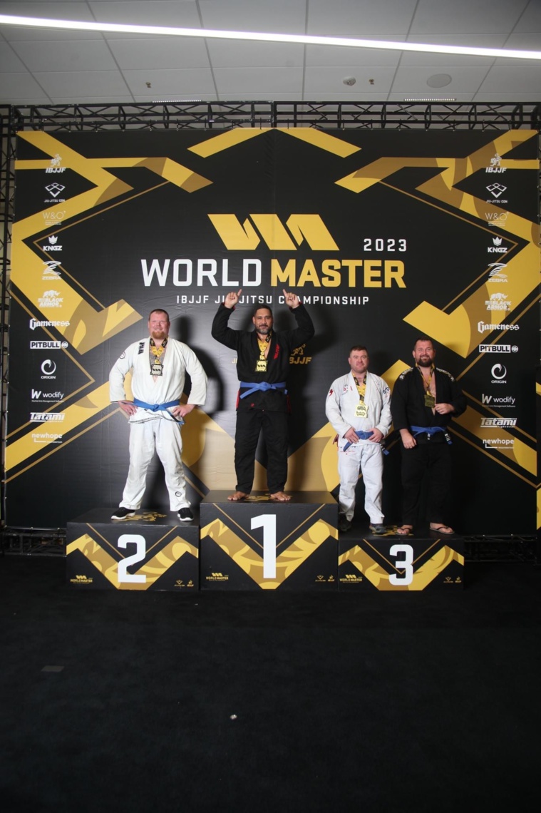 Loïc Tautu remporte pour la deuxième année consécutive le titre mondial master +100 kg en ceinture bleue.