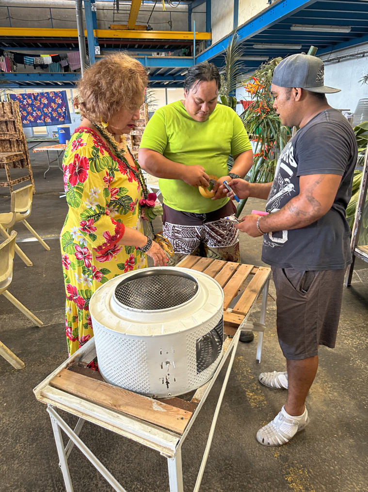 C'était également l'occasion pour la ministre Minarii Galenon de découvrir le travail de certains sans-abris. Ici les membres de l'association ont confectionné un BBQ à l'aide de produits récupérés.