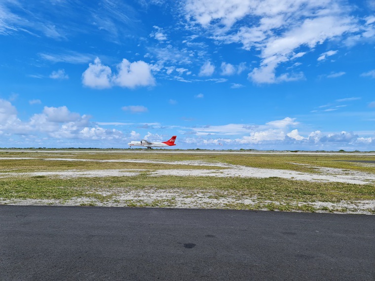 Avec ses 3,4 kilomètres, la piste de Hao a une longueur équivalente à celle de Tahiti-Faa'a. Crédit photo : Thibault Segalard.