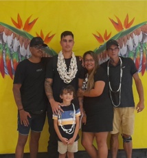 Pereava Tere entourée de sa famille, avec de gauche à droite, Raimana (26 ans), Temoeiti (22 ans) (son départ pour l'armée de l'air), son compagnon Franck (43 ans) et Eliott (7 ans).