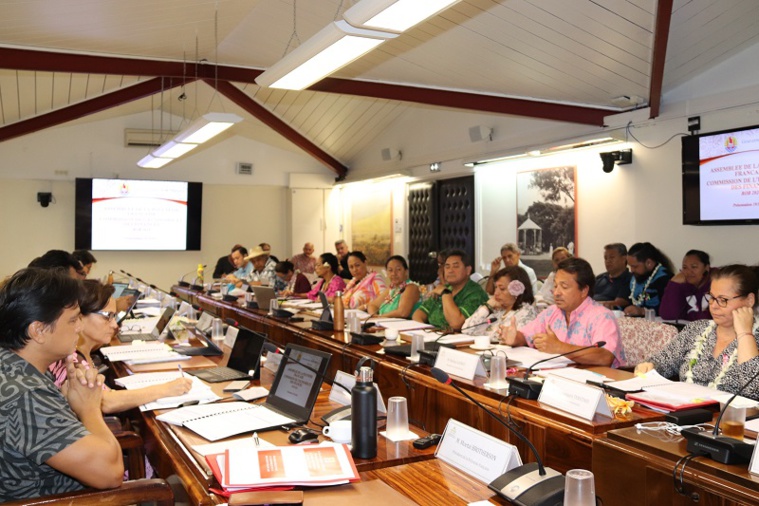 Le gouvernement était presque au grand complet, ce jeudi, en commission de l'économie de l'assemblée de la Polynésie française. Au menu, le rapport d'orientation budgétaire (ROB). crédit photo APF