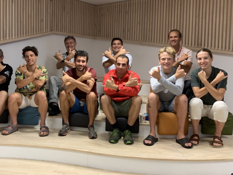 Au premier rang, les “stars” de la 8e édition du Xterra Tahiti : (de gauche à droite) Arthur Serrières, Arthur Forissier, l'Espagnol Ruben Ruzafa, le Danois Jens Emil Nielsen et Solène Billouin.