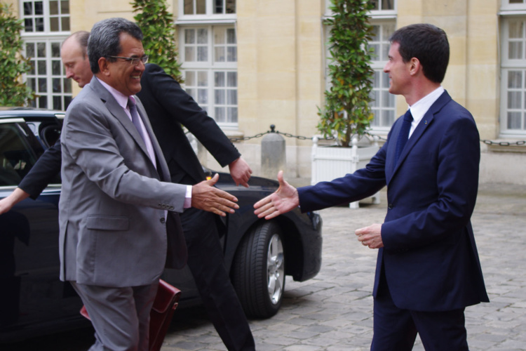 Le premier Ministre Emmanuel Valls est venu acceuillir en personne le President Edouard Fritch dans la cour de Matignon