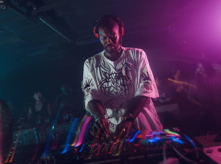 Djibril Cissé, alias DJ Tcheba, promet d'être aussi adroit derrière les platines que devant le but ! (Crédit photo : Kyo LP)