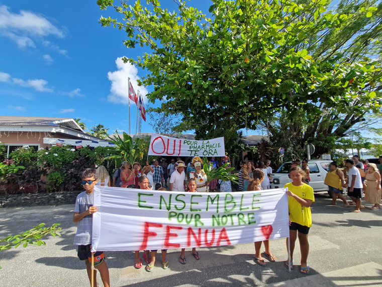 Vendredi dernier devant la mairie de Bora-Bora, lors de la manifestation organisée en soutien à la nouvelle pharmacie de l’île. (© Lucie Scarparo).