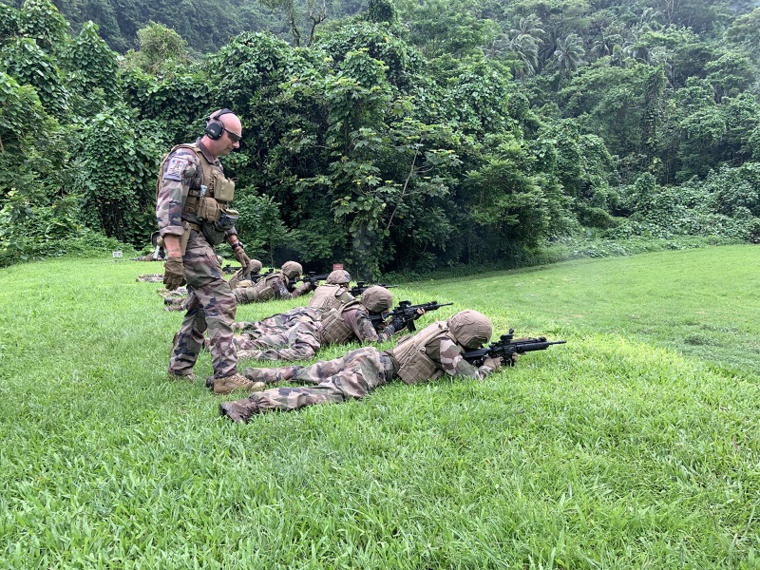 Un groupe de combat du Rimap-p a effectué un exercice sur le champ de tir de Faaone sous l'œil du général Vidal, au fenua pour une visite de contrôle des installations de l'Armée de terre en Polynésie. Crédit photo : Thibault Segalard.