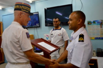 Le Général Luc du Perron de Revel, commandant supérieur des forces armées de la Nouvelle-Calédonie (FANC), rencontre les marins fidjiens. (Crédit photo : Ambassade de France à Fidji)